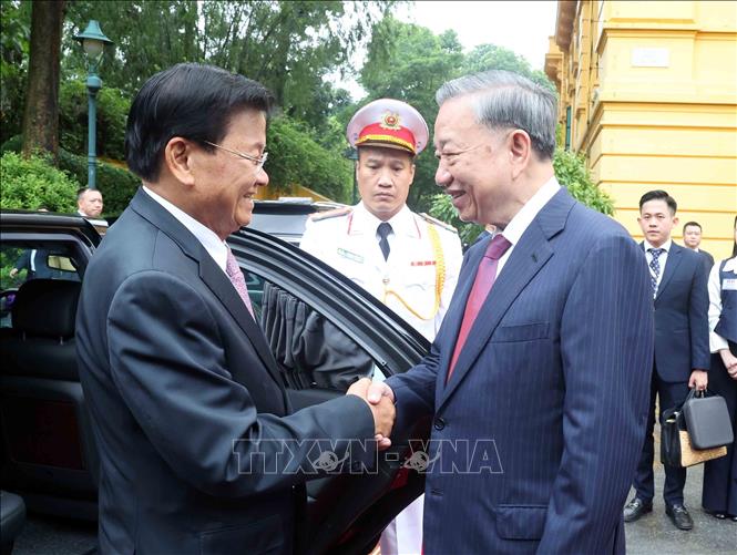 Party General Secretary and President To Lam welcomes ceremony for General Secretary of the Lao People’s Revolutionary Party Central Committee and President of Laos Thongloun Sisoulith in Hanoi on September 10. VNA Photo: Trí Dũng