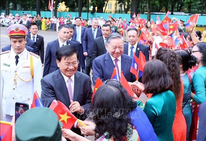 Party General Secretary and President To Lam hosts a welcome ceremony for General Secretary of the Lao People’s Revolutionary Party Central Committee and President of Laos Thongloun Sisoulith in Hanoi on September 10. VNA Photo: An Đăng
