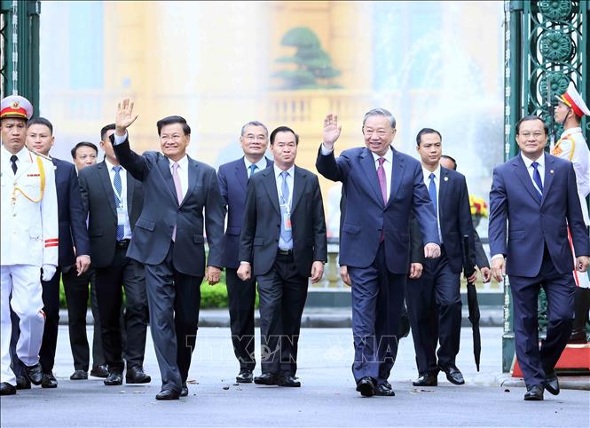 Party General Secretary and President To Lam hosts a welcome ceremony for General Secretary of the Lao People’s Revolutionary Party Central Committee and President of Laos Thongloun Sisoulith in Hanoi on September 10. VNA Photo: An Đăng