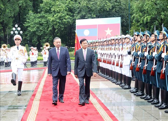 Party General Secretary and President To Lam and General Secretary of the Lao People’s Revolutionary Party Central Committee and President of Laos Thongloun Sisoulith review the guards of honour at the welcome ceremony in Hanoi on September 10. VNA Photo: Trí Dũng
