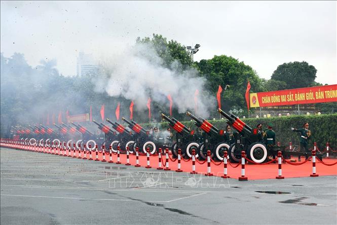 Welcome ceremony with cannon salute is held for General Secretary of the Lao People’s Revolutionary Party Central Committee and President of Laos Thongloun Sisoulith in Hanoi on September 10. VNA Photo: Huy Hùng