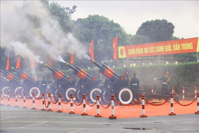 Welcome ceremony with cannon salute is held for General Secretary of the Lao People’s Revolutionary Party Central Committee and President of Laos Thongloun Sisoulith in Hanoi on September 10. VNA Photo: Huy Hùng
