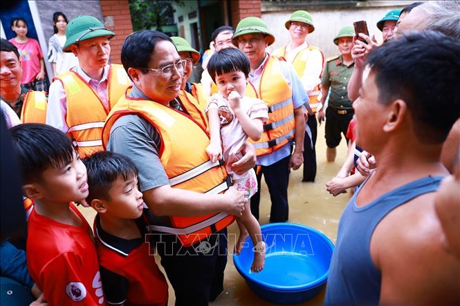 Thủ tướng Phạm Minh Chính đến kiểm tra, thăm hỏi động viên nhân dân xã Vân Hà, thị xã Việt Yên, tỉnh Bắc Giang. Ảnh: Dương Giang-TTXVN