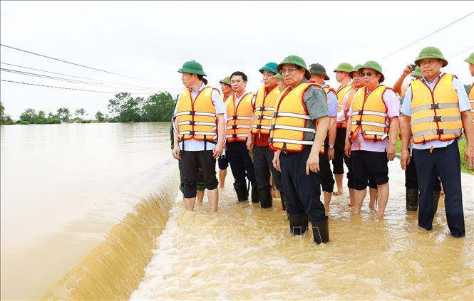 Thủ tướng Phạm Minh Chính kiểm tra tình trạng ngập lụt tại xã Vân Hà, thị xã Việt Yên, tỉnh Bắc Giang. Ảnh: Dương Giang-TTXVN