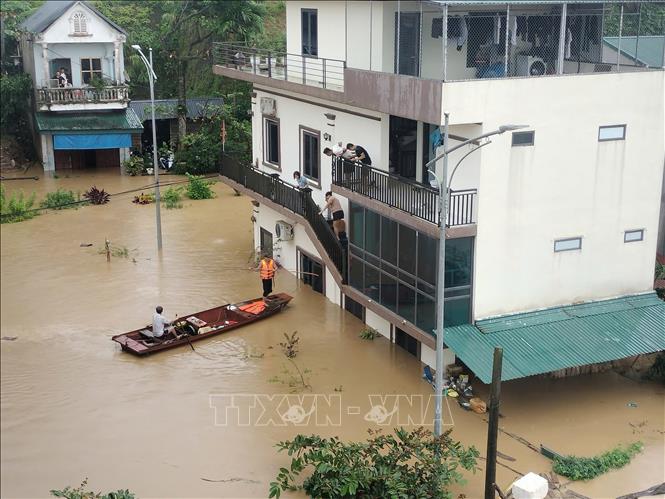 Lực lượng cứu hộ tiếp tế lương thực cho hộ dân ở phường Yên Ninh, thành phố Yên Bái. Ảnh: Tuấn Anh - TTXVN