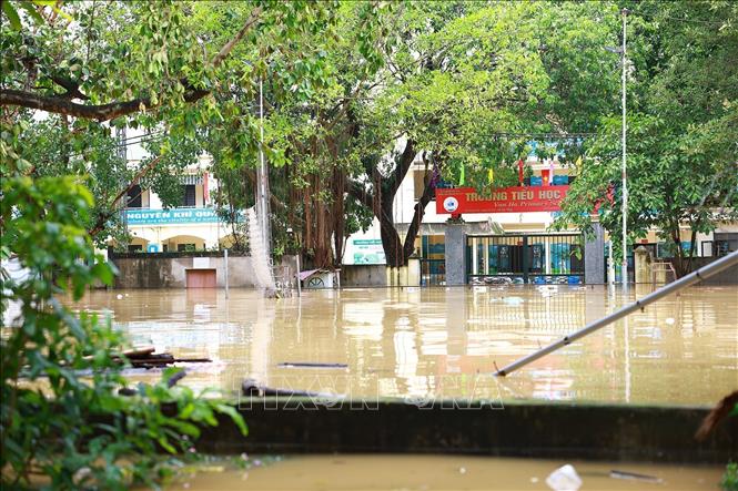 Một trường học trên địa bàn xã Vân Hà, thị xã Việt Yên, tỉnh Bắc Giang bị ngập khi nước sông dâng cao. Ảnh: Dương Giang-TTXVN