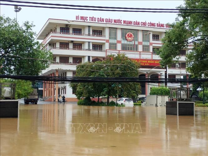 Sáng nay, nước dâng cao ngập phía trước trụ sở HĐND - UBND thành phố Yên Bái. Ảnh: Tuấn Anh - TTXVN