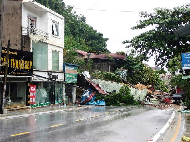 Sạt lở ta-luy tại đường Điện Biên, phường Yên Ninh, khiến 10 hộ dân bị ảnh hưởng và tắc toàn bộ tuyến đường chính. Ảnh: Tuấn Anh - TTXVN