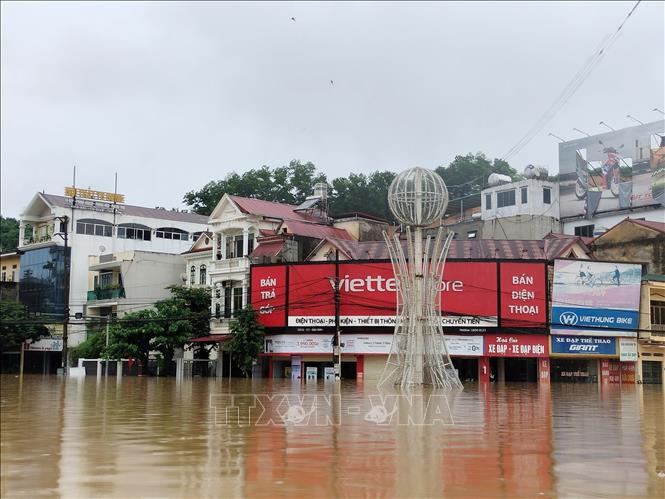 Sáng 10/9/2024, khu vực ngã tư km2, thành phố Yên Bái, vẫn ngập trong biển nước. Ảnh: Tuấn Anh - TTXVN