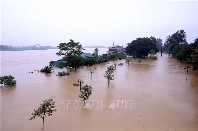 Khu vực công viên bên bờ sông Lô đã bị ngập sâu trong nước. Ảnh: Quang Cường - TTXVN