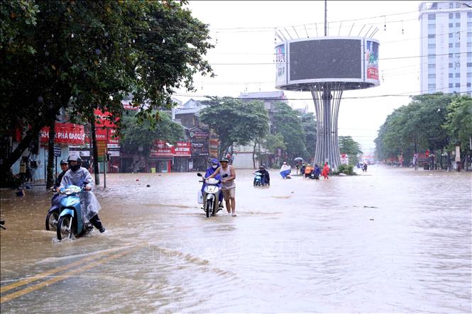 Nhiều tuyến đường của thành phố Tuyên Quang bị ngập trong nước lũ. Ảnh: Quang Cường - TTXVN