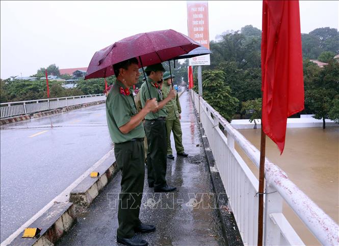 Lực lượng an ninh ứng trực trên cầu Nông Tiến, thành phố Tuyên Quang. Ảnh: Quang Cường - TTXVN
