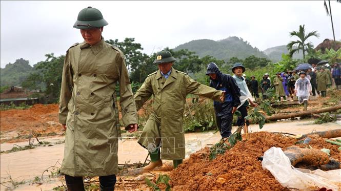Phó Chủ tịch thường trực UBND tỉnh Yên Bái Nguyễn Thế Phước cùng lực lượng cứu hộ tiếp cận hiện tìm kiếm những người mất tích trong vụ sạt lở đất tại xã Minh Xuân (huyện Lục Yên, tỉnh Yên Bái). Ảnh: TTXVN phát