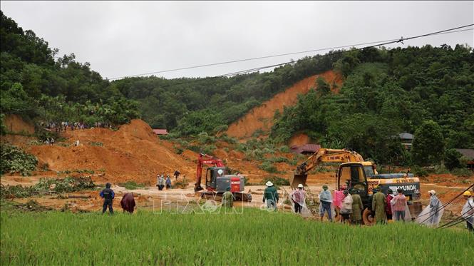 Gần 300 người cùng phương tiện máy móc được huy động tìm kiếm những người mất tích. Ảnh: TTXVN phát