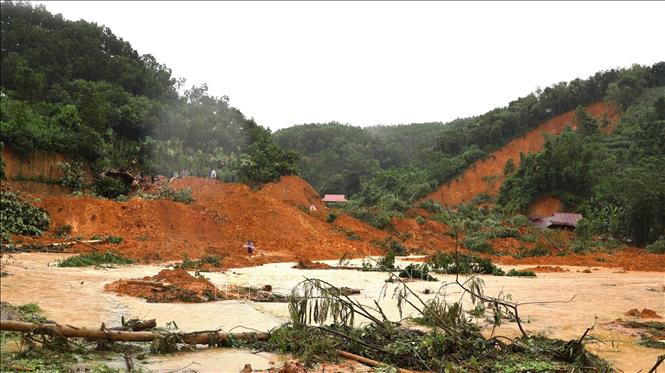Hiện trường vụ sạt lở đất tại thôn Át, xã Minh Luân, huyện Lục Yên, tỉnh Yên Bái. Ảnh: TTXVN phát