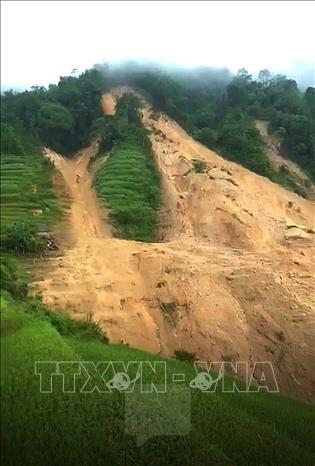Mưa lũ trong nhiều giờ ở huyện Hoàng Su Phì gây sạt lở đất đá, ảnh hưởng nghiêm trọng đến đời sống nhân dân. Ảnh: TTXVN phát