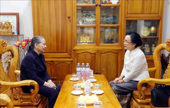 Naly Sisoulith (R), the spouse of General Secretary of the Lao People's Revolutionary Party (LPRP) Central Committee and President of Laos Thongloun Sisoulith, visits Ngo Thi Man, the widow of late General Secretary Nguyen Phu Trong. VNA Photo: Phạm Kiên 