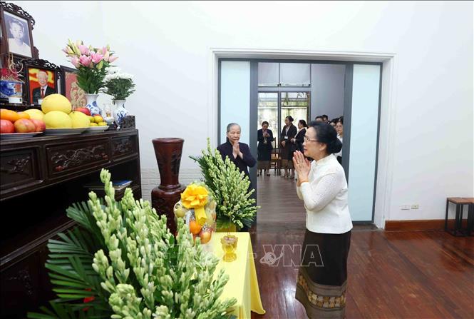 Naly Sisoulith, the spouse of General Secretary of the Lao People's Revolutionary Party (LPRP) Central Committee and President of Laos Thongloun Sisoulith, offers incense to late General Secretary Nguyen Phu Trong. VNA Photo: Phạm Kiên 