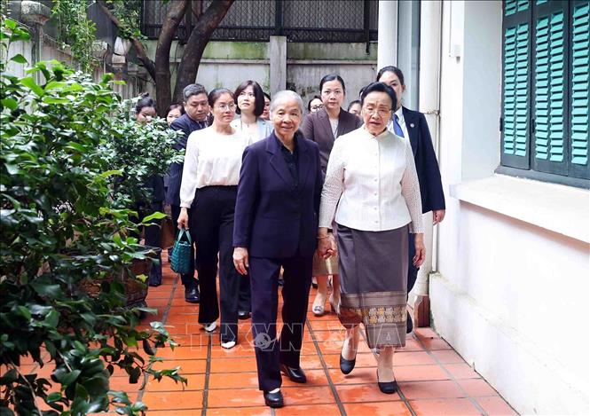 Naly Sisoulith (R), the spouse of General Secretary of the Lao People's Revolutionary Party (LPRP) Central Committee and President of Laos Thongloun Sisoulith, and Ngo Thi Man, the widow of late General Secretary Nguyen Phu Trong. VNA Photo: Phạm Kiên 