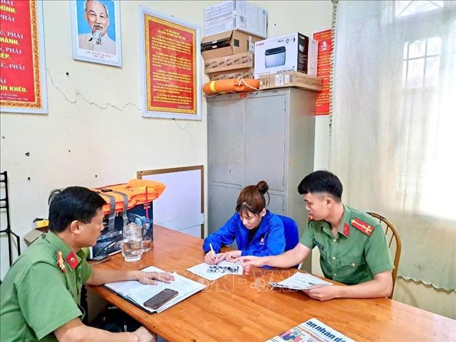 Cơ quan chức năng làm việc với Nguyễn Thị Quỳnh vì đăng tải thông tin sai sự thật lên mạng xã hội. Ảnh: TTXVN phát  