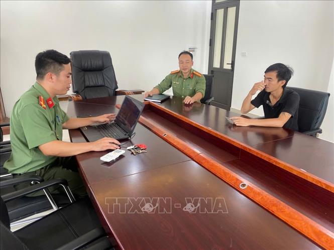 Cơ quan chức năng làm việc với Ngô Văn Quý vì đăng tải thông tin sai sự thật lên mạng xã hội. Ảnh: TTXVN phát  