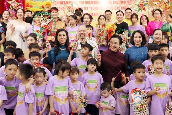 Phu nhân Tổng Bí thư, Chủ tịch nước Tô Lâm, bà Ngô Phương Ly và Phu nhân Tổng Bí thư, Chủ tịch nước Lào Thongloun Sisoulith, bà Naly Sisoulith vui Trung thu cùng các cháu của Làng trẻ em Birla Hà Nội. Ảnh: An Đăng - TTXVN