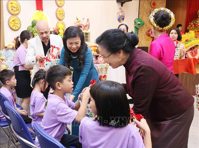 Phu nhân Tổng Bí thư, Chủ tịch nước Tô Lâm, bà Ngô Phương Ly và Phu nhân Tổng Bí thư, Chủ tịch nước Lào Thongloun Sisoulith, bà Naly Sisoulith phát quà Trung thu cho các cháu của Làng trẻ em Birla Hà Nội. Ảnh: An Đăng - TTXVN