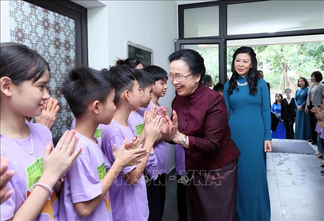 Các cháu nhỏ của Làng trẻ em Birla Hà Nội chào đón Phu nhân Tổng Bí thư, Chủ tịch nước Tô Lâm, bà Ngô Phương Ly và Phu nhân Tổng Bí thư, Chủ tịch nước Lào Thongloun Sisoulith, bà Naly Sisoulith. Ảnh: An Đăng - TTXVN