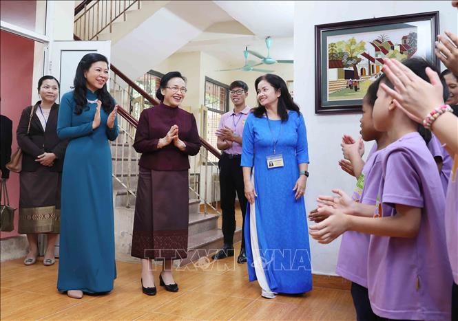 Phu nhân Tổng Bí thư, Chủ tịch nước Tô Lâm, bà Ngô Phương Ly và Phu nhân Tổng Bí thư, Chủ tịch nước Lào Thongloun Sisoulith, bà Naly Sisoulith hỏi thăm, động viên các cháu của Làng trẻ em Birla Hà Nội. Ảnh: An Đăng - TTXVN  