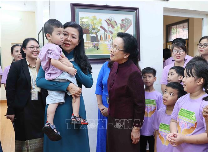 Phu nhân Tổng Bí thư, Chủ tịch nước Tô Lâm, bà Ngô Phương Ly và Phu nhân Tổng Bí thư, Chủ tịch nước Lào Thongloun Sisoulith, bà Naly Sisoulith với các cháu của Làng trẻ em Birla Hà Nội. Ảnh: An Đăng - TTXVN  