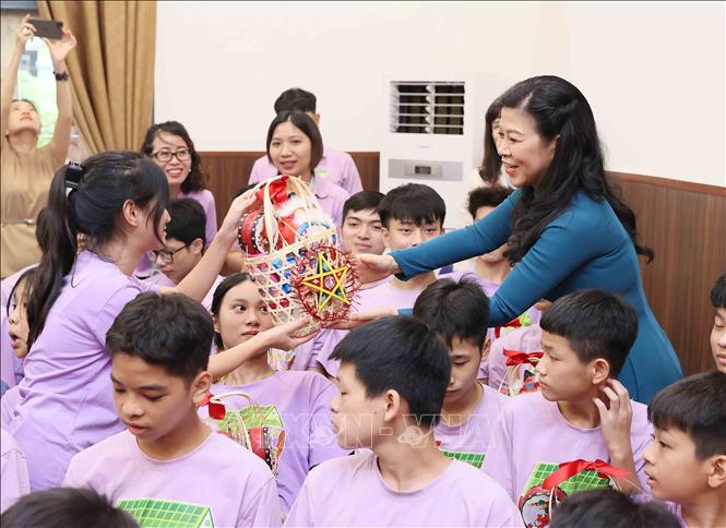 Phu nhân Tổng Bí thư, Chủ tịch nước Tô Lâm, bà Ngô Phương Ly phát quà Trung thu cho các cháu của Làng trẻ em Birla Hà Nội. Ảnh: An Đăng - TTXVN