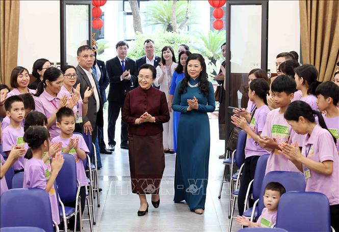 Phu nhân Tổng Bí thư, Chủ tịch nước Tô Lâm, bà Ngô Phương Ly và Phu nhân Tổng Bí thư, Chủ tịch nước Lào Thongloun Sisoulith, bà Naly Sisoulith đến thăm Làng trẻ em Birla Hà Nội. Ảnh: An Đăng - TTXVN
