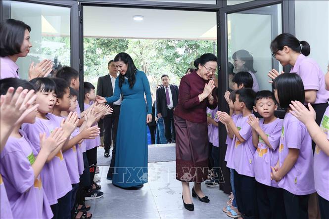 Các cháu của Làng trẻ em Birla Hà Nội chào đón Phu nhân Tổng Bí thư, Chủ tịch nước Tô Lâm, bà Ngô Phương Ly và Phu nhân Tổng Bí thư, Chủ tịch nước Lào Thongloun Sisoulith, bà Naly Sisoulith. Ảnh: An Đăng - TTXVN