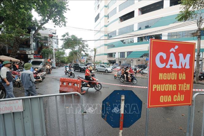 Cấm tuyệt đối người và phương tiện qua cầu Long Biên từ chiều 10/9/2024. Ảnh: Minh Quyết - TTXVN