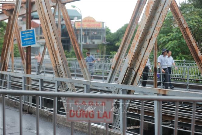 Nhiều người chọn phương án đi bộ qua cầu trước khi chính thức cấm. Ảnh: Minh Quyết - TTXVN