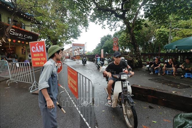 Cấm tuyệt đối người và phương tiện qua cầu Long Biên từ chiều 10/9/2024. Ảnh: Minh Quyết - TTXVN