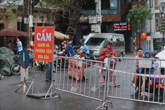 Nhiều người vẫn chưa biết thông tin cấm qua cầu Long Biên từ 15 giờ 30 phút chiều 10/9. Ảnh: Minh Quyết - TTXVN