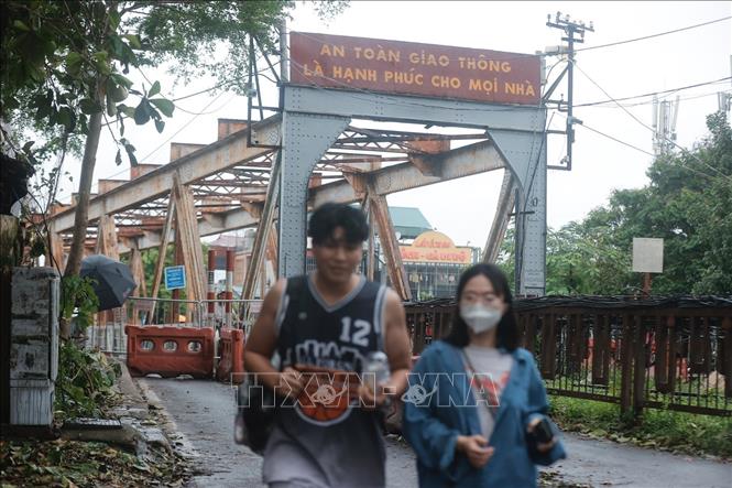 Cấm tuyệt đối người và các phương tiện qua cầu Long Biên từ chiều 10/9/2024. Ảnh: Minh Quyết - TTXVN
