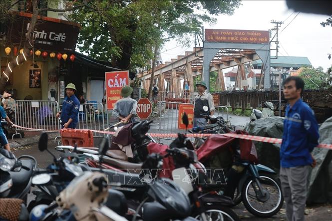 Cấm tuyệt đối người và các phương tiện qua cầu Long Biên từ 15 giờ 30 phút ngày 10/9/2024. Ảnh: Minh Quyết - TTXVN