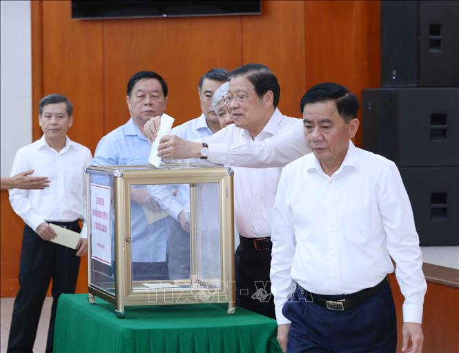 Các đồng chí lãnh đạo Đảng, Nhà nước ủng hộ đồng bào bị thiệt hại do cơn bão số 3. Ảnh: Phương Hoa - TTXVN
