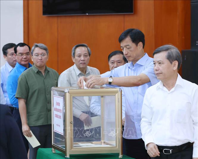 Các đồng chí lãnh đạo Đảng, Nhà nước ủng hộ đồng bào bị thiệt hại do cơn bão số 3. Ảnh: Phương Hoa - TTXVN