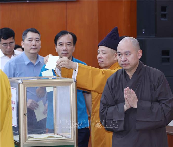 Các chức sắc, tôn giáo ủng hộ đồng bào bị thiệt hại do cơn bão số 3. Ảnh: Phương Hoa - TTXVN