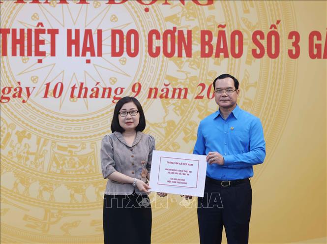 Thông tấn xã Việt Nam ủng hộ đồng bào bị thiệt hại do cơn bão số 3. Ảnh: Phương Hoa - TTXVN
