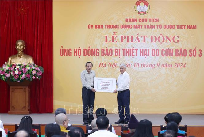 Ban Tổ chức Trung ương ủng hộ đồng bào bị thiệt hại do cơn bão số 3. Ảnh: Phương Hoa - TTXVN