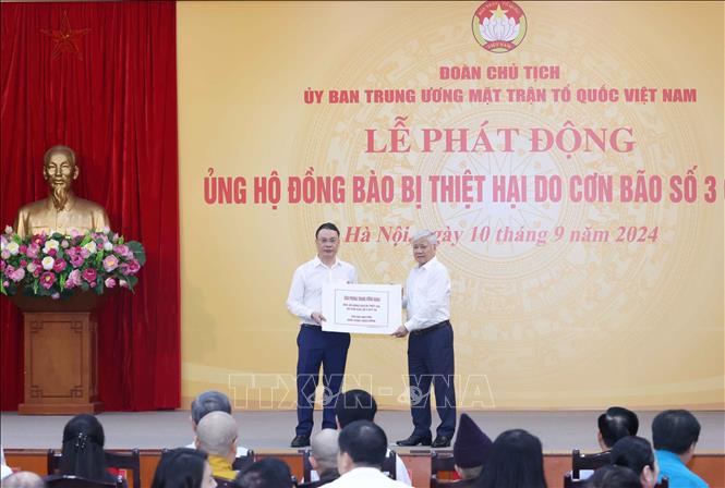 Văn phòng Trung ương Đảng ủng hộ đồng bào bị thiệt hại do cơn bão số 3. Ảnh: Phương Hoa - TTXVN