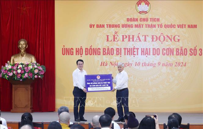 Bộ Kế hoạch và Đầu tư ủng hộ đồng bào bị thiệt hại do cơn bão số 3. Ảnh: Phương Hoa - TTXVN
