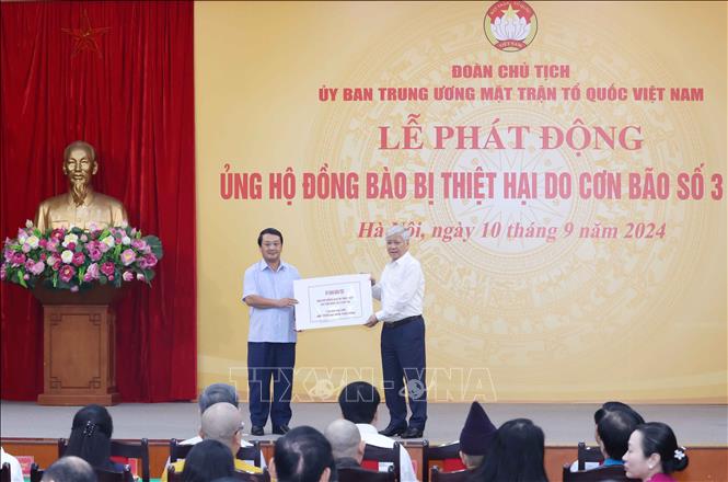 Ủy ban Dân tộc ủng hộ đồng bào bị thiệt hại do cơn bão số 3. Ảnh: Phương Hoa - TTXVN