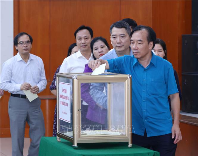 Đại diện các cơ quan Trung ương ủng hộ đồng bào bị thiệt hại do cơn bão số 3. Ảnh: Phương Hoa - TTXVN