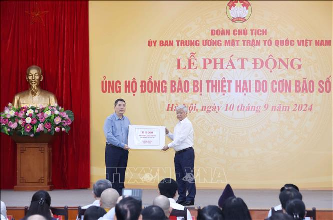 Bộ Tài chính ủng hộ đồng bào bị thiệt hại do cơn bão số 3. Ảnh: Phương Hoa - TTXVN