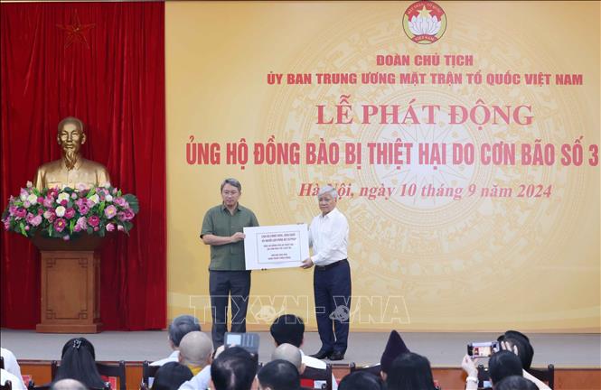 Bộ Tư pháp ủng hộ đồng bào bị thiệt hại do cơn bão số 3. Ảnh: Phương Hoa - TTXVN